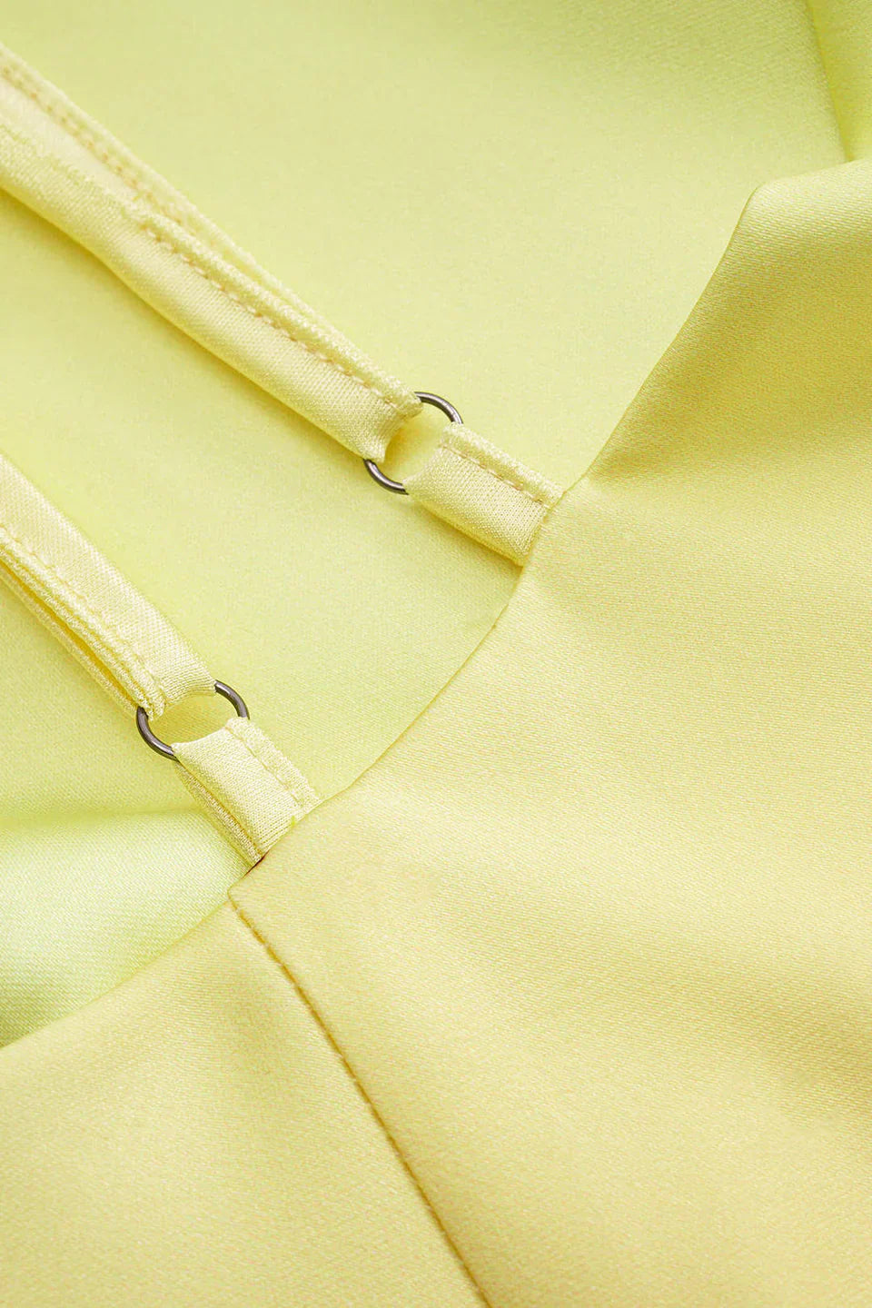 Saten Çiçek Desenli Kapşonlu Yaka Asimetrik Kolsuz Mini Elbise